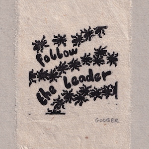 Könnte beinhalten: Schwarz-weiß-Illustration einer Reihe von Spinnen, die einem Anführer folgen. Der Text "Follow the Leader" ist in einer verspielten Schriftart geschrieben. Das Bild ist mit "Goober" signiert.