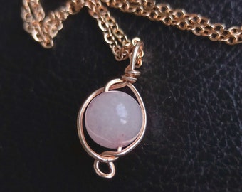 Colar com Spinner de Quartzo Rosa – Joia de Cristal em Ouro Rosa | Pingente Artesanal para Alívio da Ansiedade, Amor e Calma