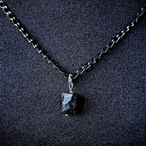 Echte ruwe zwarte toermalijnketting uniek cadeau voor hem Handgemaakte ruwe edelsteenketting Zwarte stenen ketting voor mannen angstketting