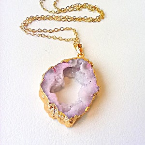 Collana con grande fetta di geode, regalo unico per lei e lui. Collana con cristallo grezzo rosa pallido, ciondolo con pietra preziosa grezza rosa chiaro in oro.