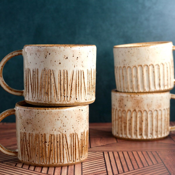 Mug en grès sculpté fait main - Mug court moucheté avec glaçage à la vanille