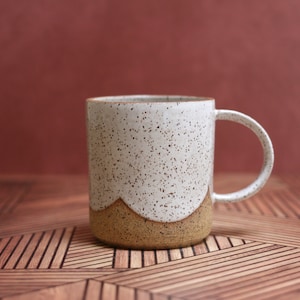 Tasse Weiße Wolke - Handgemachte Keramiktasse, gesprenkelter Ton mit handbemaltem Jakobsmuscheldesign