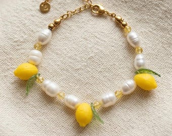 Pulsera de limón hecha de acero inoxidable, resina y perlas de agua dulce.