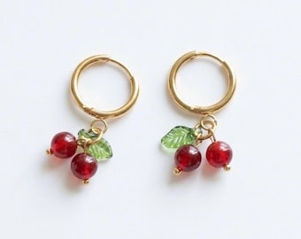 Pendientes de cereza, pendientes de aro, impermeables, hechos de piedra natural y acero inoxidable.