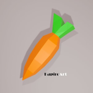 Puede incluir: Una zanahoria de origami 3D con hojas verdes. La zanahoria es naranja y las hojas son verdes. La zanahoria está sobre un fondo gris claro. El texto "PapirArt" está en la parte inferior central de la imagen.