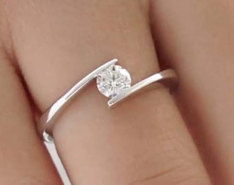Pierścionek zaręczynowy z okrągłym diamentem laboratoryjnym, pierścionek z dzielonym trzonkiem ze złota 14k