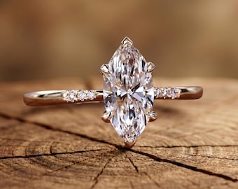 Anillo de compromiso con diamante cultivado en laboratorio de 2 quilates con talla marquesa y engaste micro pavé, certificado E-VVS2 por IGI. Anillo de propuesta con engaste de garras en oro rosa de 10k, 14k y 18k.