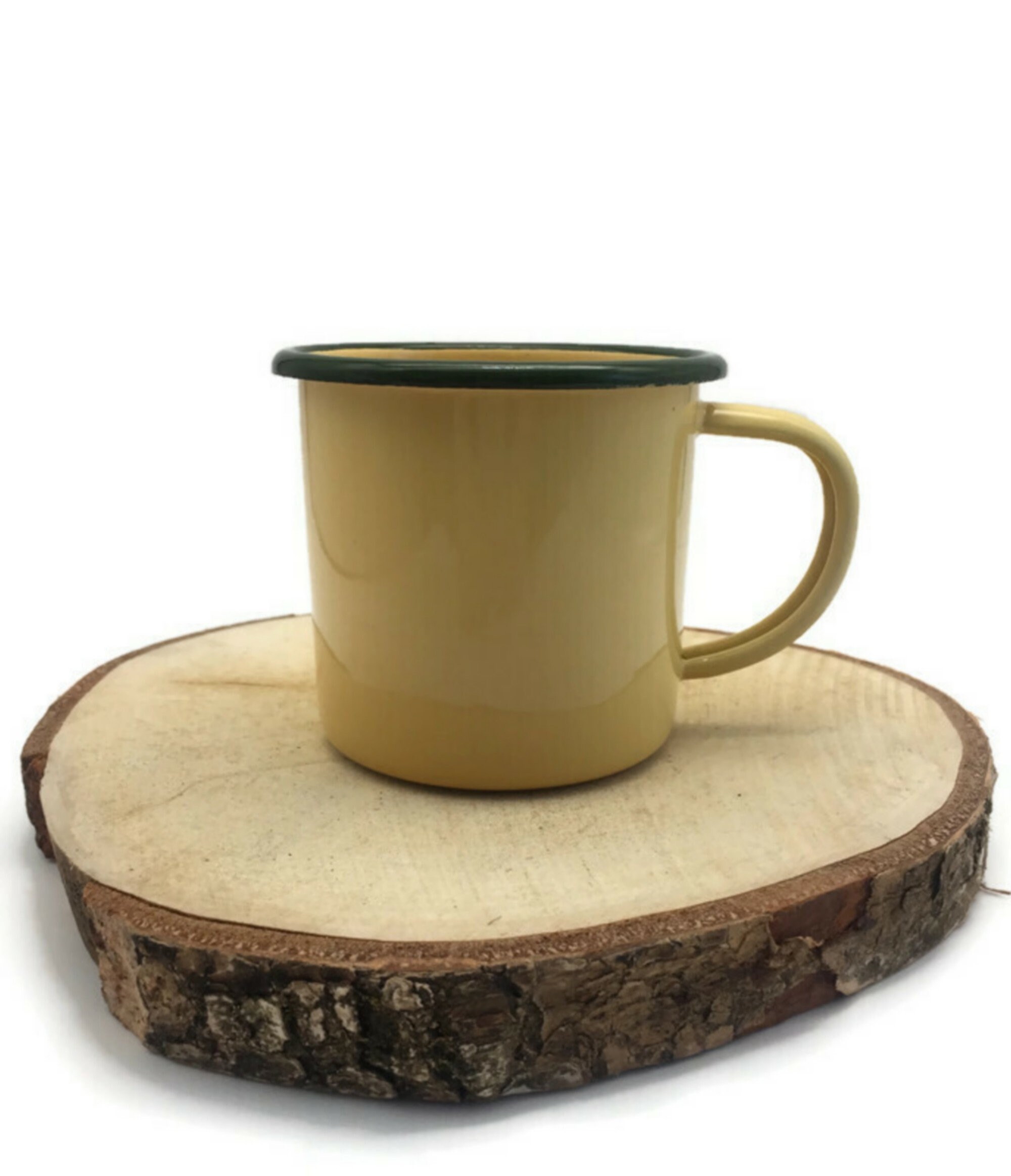Taza de metal esmaltado vainilla con ribete verde oliva, regalo de San
