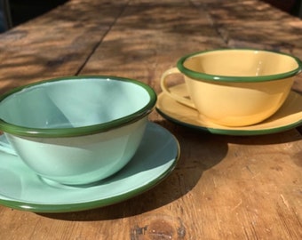 Tasse à thé en métal émaillé couleur vert clair