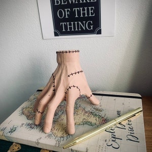 Wednesday Addams Family Thing Hand,Realistic Scarred Latex Palm Horror Prop  Decoration,Adams Family Cosplay Hand,Suitable As A Gift for A Friend,Funny