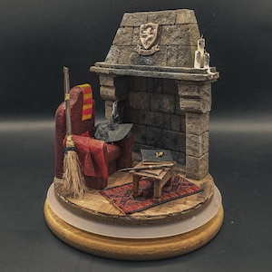 Miniaturowa diorama Gryffindor Common Room: ręcznie wykonany przedmiot kolekcjonerski Wizarding World w szklanej kopule