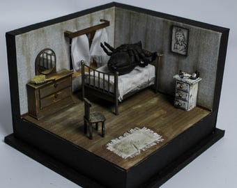 Kafka Metamorphosis Diorama Miniatuur | Literair kunstdecor | Insectenscène Gregor Samsa | Gotische boekenhoek | Uniek handgemaakt cadeau | in de steek gelaten