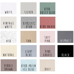 Op de afbeelding: Een kleurenkaart met stofstalen in verschillende tinten. De kaart bevat kleuren als wit, zilver, dusty blue, vintage wit, athletic heather, heather mauve, as, tan, zachtroze, asfalt, naturel, lichtblauw, roze grind, zwart, pebble brown, heather prism ice blue en dust.