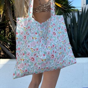 Sommer-Einkaufstasche aus Liberty-Stoff, Einkaufstasche aus Liberty-Stoff mit Blumenmuster. Blumentasche. große Damen-Einkaufstasche
