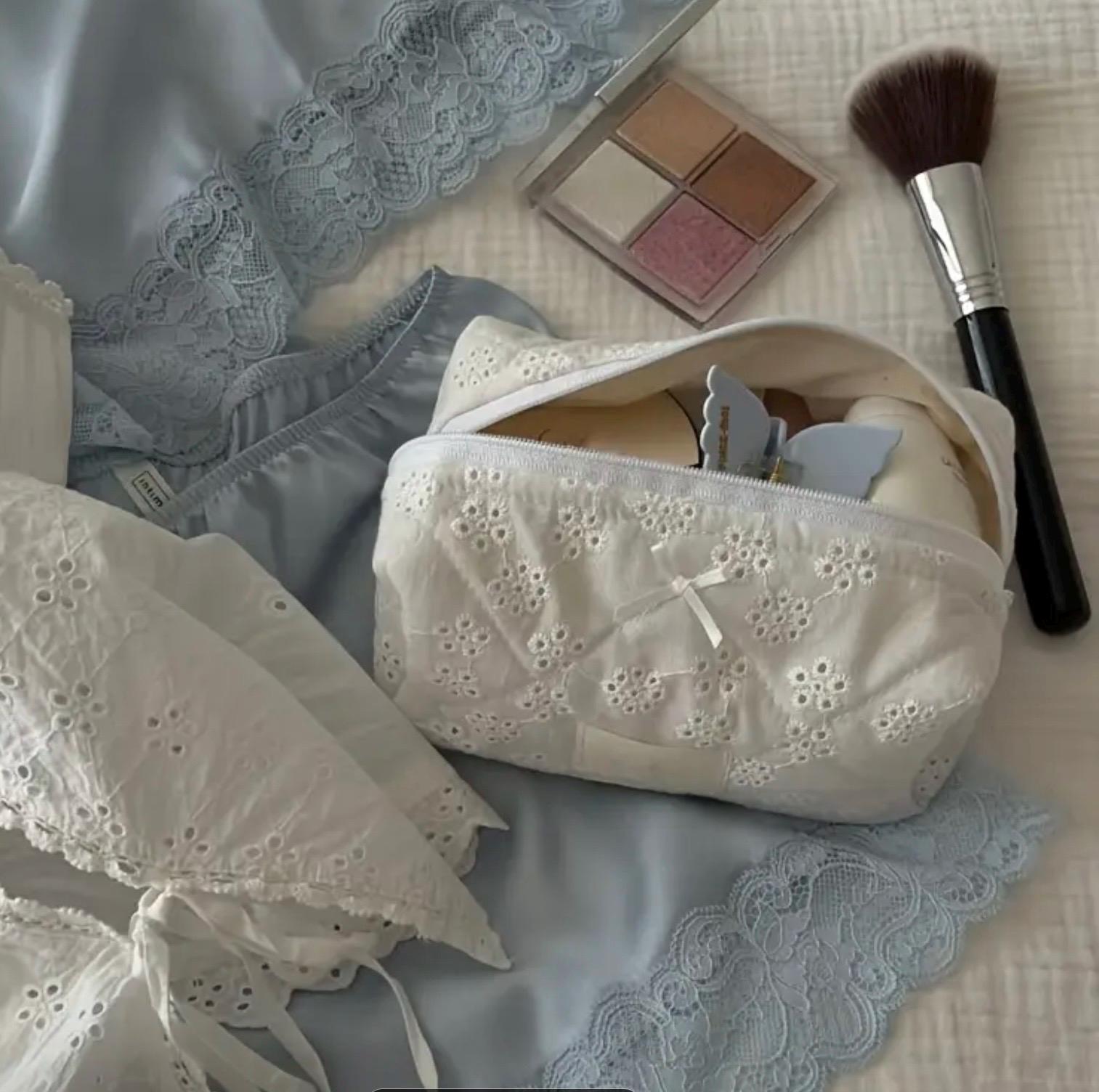 Trousse De Maquillage Blanche Avec Cœurs - Pochette Matelassée Portable Pour Cosmétiques Et Voyage