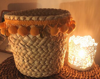 Cesta de almacenamiento de cesta de mimbre con pompones y conchas - cesta de decoración. Objeto decorativo