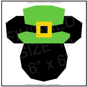 Op de afbeelding: Een zwarte en groene leprechaun-hoed met een gouden gesp. De hoed is 15,24 cm bij 15,24 cm.