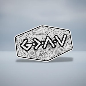 Op de afbeelding: Een witte sticker met de tekst "G>AV" in zwarte, gestileerde letters. De achtergrond heeft een topografisch kaartpatroon. De sticker heeft een zwarte rand en een zeshoekige vorm.