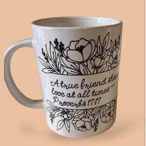 Personalized Scripture Mug, Proverbs 17:17 Floral Gift 画像 2