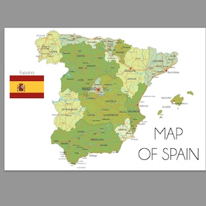 Può includere: Una mappa stampata della Spagna con regioni verdi, strade gialle e nomi di città. La bandiera spagnola è visualizzata a sinistra con il testo España, e le parole MAP OF SPAIN sono stampate in lettere maiuscole nere nell'angolo in basso a destra.