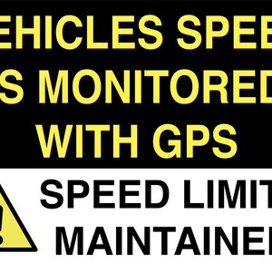 Può includere: Un cartello in bianco e nero con testo giallo. La sezione superiore recita "VEHICLES SPEED IS MONITORED WITH GPS". La sezione inferiore recita "SPEED LIMITS MAINTAINED" con un triangolo di avvertimento giallo.