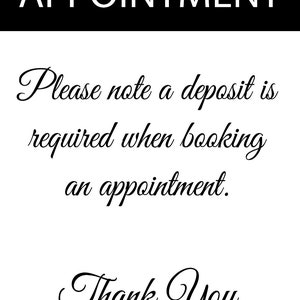 Op de afbeelding: Een zwart-wit bord met de tekst "APPOINTMENT" in vet wit lettertype. De tekst "Let op: er is een aanbetaling vereist bij het boeken van een afspraak. Bedankt" is geschreven in zwart cursief.