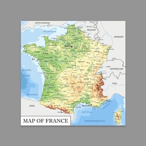 Peut inclure: Une carte physique de la France avec un ombrage topographique montrant des plaines vertes, des zones jaunes et des régions montagneuses brunes. La carte affiche les grandes villes, les régions et les pays voisins. Texte MAP OF FRANCE.