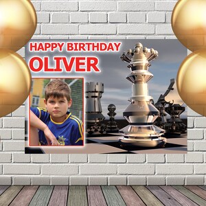 Może przedstawiać: Złoty i srebrny baner urodzinowy z motywem szachowym z tekstem "Happy Birthday Oliver". Na banerze znajduje się zdjęcie chłopca w niebiesko-żółtej koszulce piłkarskiej.