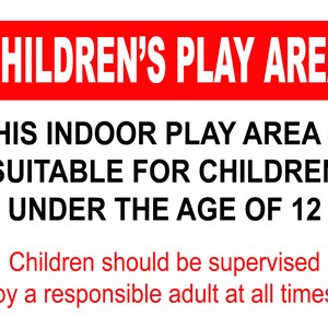 Può includere: Un cartello rosso e bianco con il testo "CHILDREN'S PLAY AREA" in uno striscione rosso in alto. Il cartello recita "THIS INDOOR PLAY AREA IS SUITABLE FOR CHILDREN UNDER THE AGE OF 12. Children should be supervised by a responsible adult at all times."