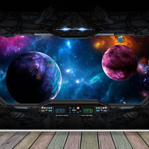 Op de afbeelding: Een uitzicht op de ruimte door een raam van een ruimteschip, met een paarse en blauwe planeet, een roze planeet en een nevel op de achtergrond.