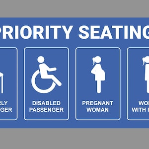 Può includere: Un cartello blu con testo e icone bianche che indicano i posti a sedere prioritari. Il cartello include icone per passeggeri anziani, passeggeri disabili, donne incinte e donne con neonati. Il testo recita "POSTI A SEDERE PRIORITARI".