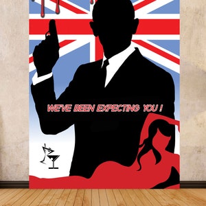 Könnte beinhalten: Eine Silhouette einer Person im Anzug, die eine Waffe hält, mit dem Text "WE'VE BEEN EXPECTING YOU!" auf einem rot-weiß-blauen Hintergrund.