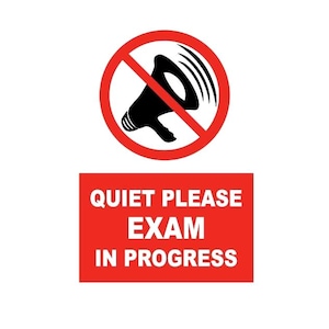 Puede incluir: Un letrero rectangular con un círculo rojo y una línea diagonal sobre un icono de megáfono negro, indicando silencio. Debajo, un rectángulo rojo contiene el texto en blanco: QUIET PLEASE EXAM IN PROGRESS, señalando un examen en curso.