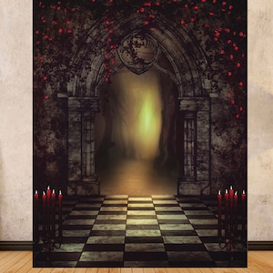 Może przedstawiać: Ciemne, gotyckie przejście z szachownicową podłogą i czerwonymi świecami. Przejście prowadzi do mglisty las z jasnym światłem w oddali.