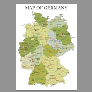 Puede incluir: Un mapa impreso de Alemania con el título MAP OF GERMANY en la parte superior. El mapa presenta varios tonos de verde para los estados, amarillo para las áreas terrestres y azul para el agua. Muestra ciudades principales y carreteras.