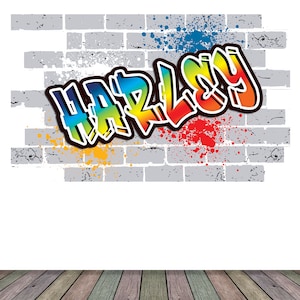 Può includere: Un nome "HARLEY" dipinto in stile graffiti colorato su un muro di mattoni con schizzi di vernice di vari colori.