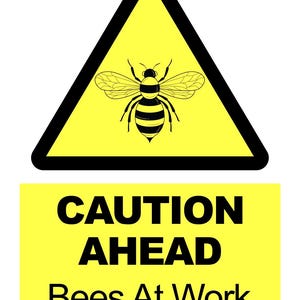 Può includere: Segnale di avvertimento giallo con un triangolo nero contenente un'illustrazione di ape nera. Sotto, un rettangolo giallo mostra il testo "CAUTION AHEAD" e "Bees At Work" in grassetto nero. Il segnale avverte della presenza di api.