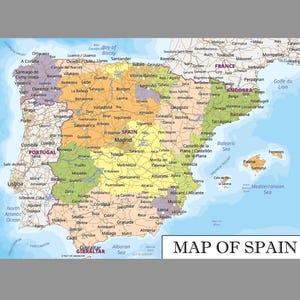 Peut inclure: Une carte politique de l'Espagne présentant diverses régions codées par des couleurs jaune, verte et violette, avec les grandes villes, les routes et les plans d'eau environnants indiqués. Le texte "MAP OF SPAIN" est imprimé dans un encadré blanc.