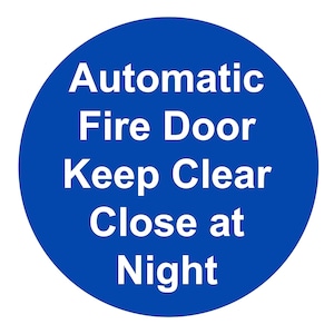 Avertissement de sécurité pour porte coupe-feu automatique qui reste à l'écart la nuit