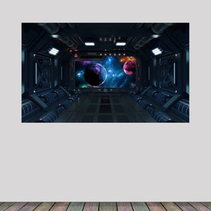 Pode incluir: Um interior de nave espacial futurista com uma grande tela exibindo uma nebulosa colorida com planetas. A tela está sobre um fundo cinza escuro com painéis de metal e canos.