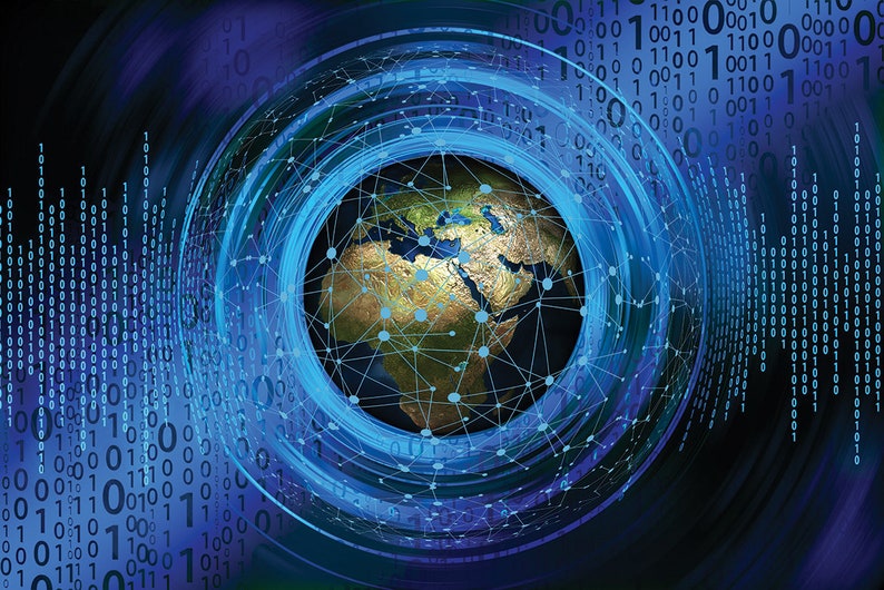 Pu&ograve; includere: Un'illustrazione digitale astratta blu e nera della Terra con una rete di linee che collegano i continenti. La Terra &egrave; circondata da cerchi concentrici di luce blu e codice binario.