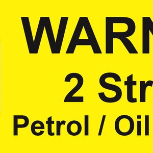 Op de afbeelding: Geel waarschuwingsbord met een zwart benzinepomp-icoon en de tekst "WAARSCHUWING 2-takt Benzine / Olie Mengsel Alleen".