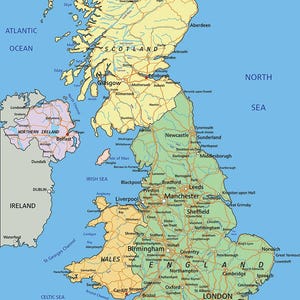 Op de afbeelding: Een gedetailleerde kaart van het Verenigd Koninkrijk, inclusief Engeland, Schotland, Wales en Noord-Ierland, met belangrijke steden en geografische kenmerken. De kaart staat tegen een lichtblauwe achtergrond, met de tekst "UNITED KINGDOM" bovenaan.