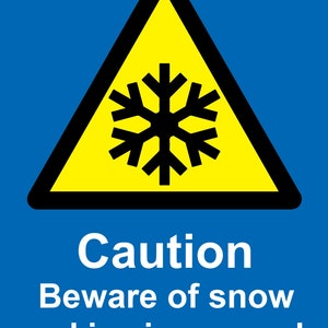 Può includere: Segnale blu con un triangolo giallo contenente un fiocco di neve nero. Il testo bianco recita "Attenzione alla neve e al ghiaccio nel parcheggio". Il segnale è un avvertimento.
