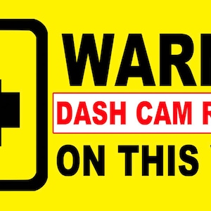 Può includere: Un cartello di avvertimento giallo con testo nero e un'icona di una telecamera nera. Il cartello recita "WARNING DASH CAM RECORDING ON THIS VEHICLE".