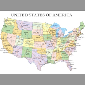 Pode incluir: Um mapa político colorido dos Estados Unidos da América apresentando fronteiras estaduais, grandes cidades e corpos d'água. O texto UNITED STATES OF AMERICA está impresso em preto no topo, com vários nomes de estados e cidades.