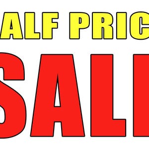 Pode incluir: Um gráfico arrojado com as palavras "HALF PRICE" em letras amarelas com contornos pretos acima da palavra "SALE" em letras vermelhas grandes com contornos pretos, tudo sobre um fundo branco.