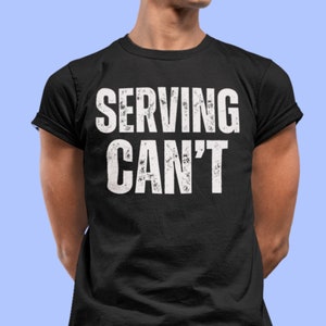 Serving Can&#39;t - camisa gay engraçada, camiseta engraçada, camisa engraçada LGBTQ, camisa com citação engraçada, camisa gay engraçada, camisa de humor, ditado engraçado, camisa cansada