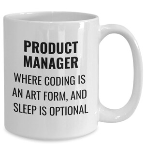 Könnte beinhalten: Weiße Keramik-Tasse mit dem schwarzen Text "PRODUCT MANAGER WHERE CODING IS AN ART FORM, AND SLEEP IS OPTIONAL". Die Tasse hat einen gebogenen Henkel und ist für Heißgetränke geeignet.