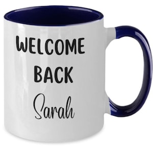 Peut inclure: Mug en céramique blanche avec intérieur et anse bleu marine. Le mug porte l'inscription "WELCOME BACK Sarah" en noir, ce qui en fait un cadeau personnalisé. Le mug est conçu pour les boissons chaudes.